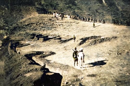 1941年5月，侵华日军镜头里的中条山之战，缴获的武器堆积如山