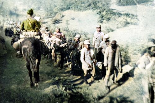 1941年5月，侵华日军镜头里的中条山之战，缴获的武器堆积如山