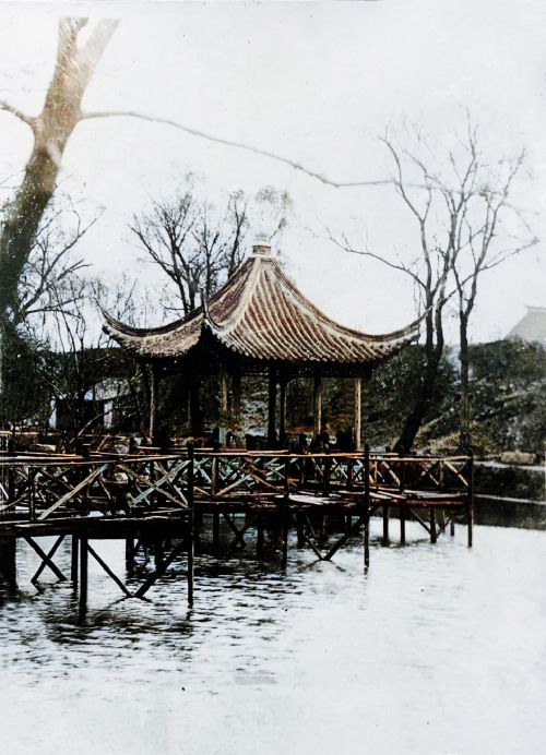 1941年的江苏徐州，魁星阁周边景色怡人，开元寺古佛像栩栩如生