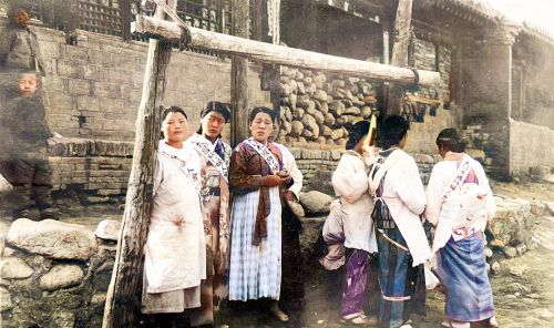 1938年的山西朔县，文昌阁和鼓楼并立，东洋女子站在街头聊天