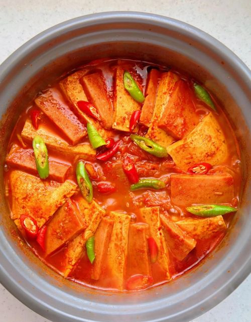 谁能拒绝的了一碗热气腾腾的韩式泡菜豆腐锅呢？酸甜爽辣可叫绝！