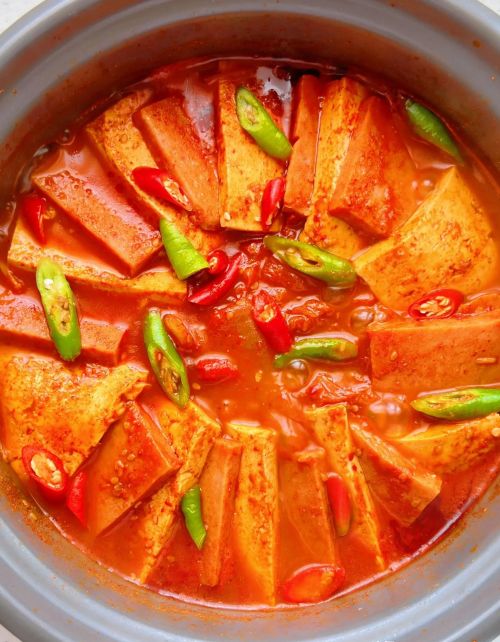 谁能拒绝的了一碗热气腾腾的韩式泡菜豆腐锅呢？酸甜爽辣可叫绝！