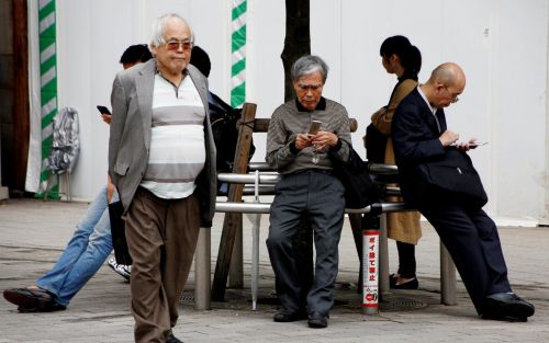 清华教授：为减轻国家养老压力，退休后晚15年领退休金，能行吗？