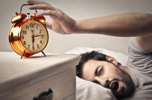 经常在凌晨3、4点醒来，一直睡不着是咋回事？多数与4个原因有关
