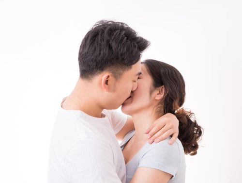 为什么男性接吻时总喜欢伸舌头？是因为爱吗？