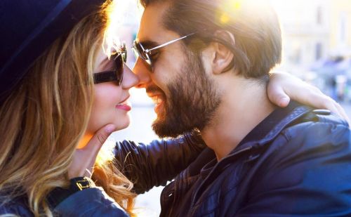 为什么男性接吻时总喜欢伸舌头？是因为爱吗？