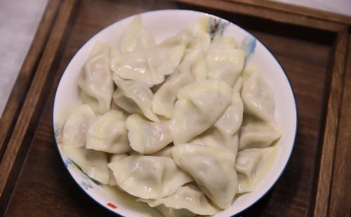 用韭菜包饺子，牢记2加2不加，韭菜不出水，比饭店里的还好吃