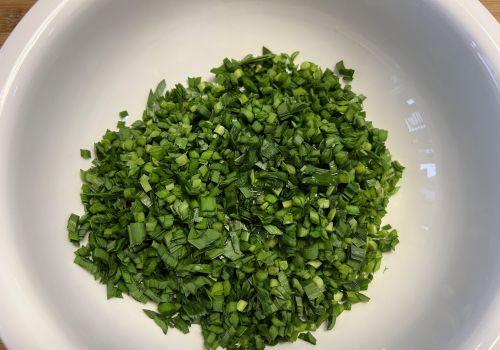 用韭菜包饺子，牢记2加2不加，韭菜不出水，比饭店里的还好吃