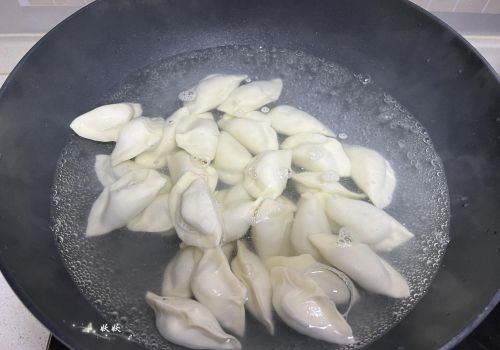 用韭菜包饺子，牢记2加2不加，韭菜不出水，比饭店里的还好吃