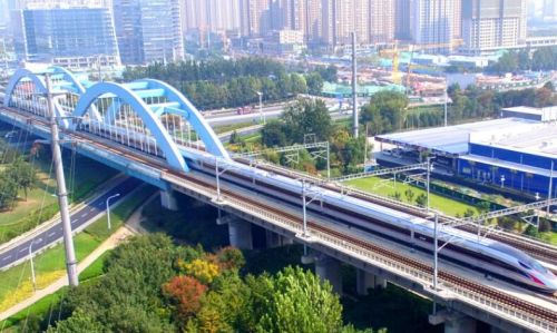 江西与福建正在谋划一条高速铁路，长约420公里，时速为350公里