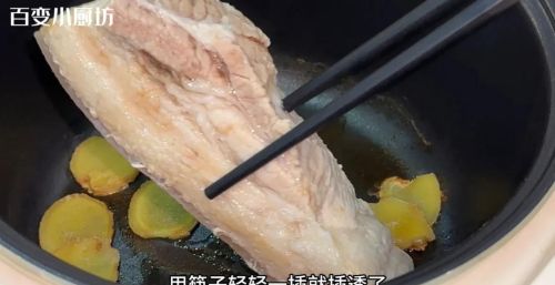 五花肉放进电饭锅里，不放油不加水，立马变经典特色美食，太香了