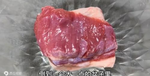 解冻肉一定不要用水泡，肉铺老板教我一招，5分钟快速解冻，新鲜