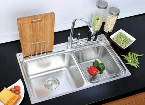 厨房洗菜盆“大单槽”和“双槽”哪个好？内行人告诉你，避免踩坑