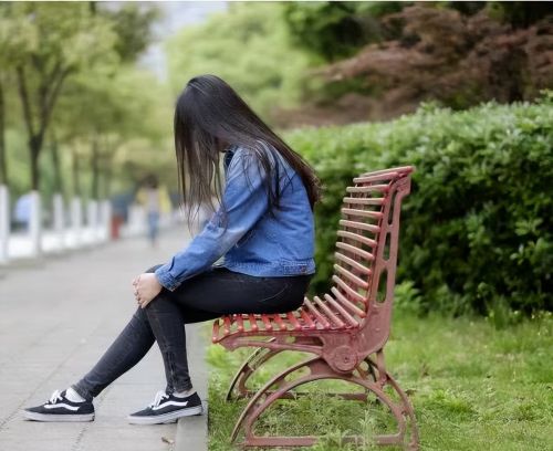 女孩回家，见瘫痪20年的小姨房里，竟有一黑影，安装摄像头后崩溃