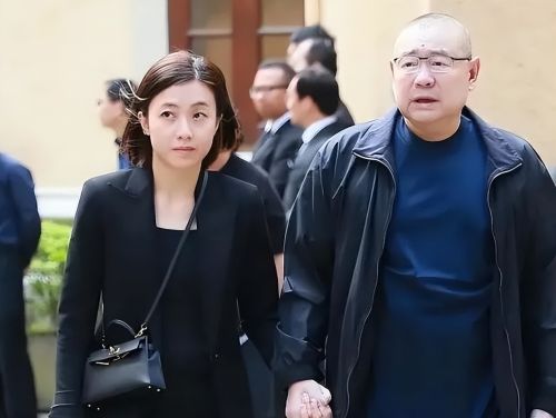 打败李嘉欣成为香港女首富的她，竟然把女儿养成了这样