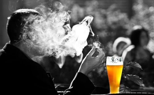 如果一辈子不吸烟也不喝酒，会不会活得更久呢？一项调查说出答案