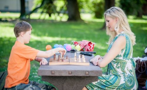 围棋和象棋，哪项在国内更热门？