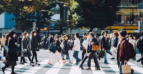 人如果需要充电，一个正常人一天要消耗多少度电？