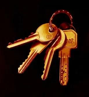 我把钥匙放在邻居家以备不时之需，不到两个月时间，我就后悔了