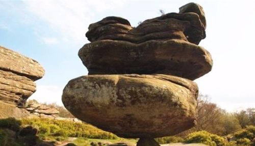 世界上最为“奇特”的3块石头，中国就占一个，许多游客慕名而来