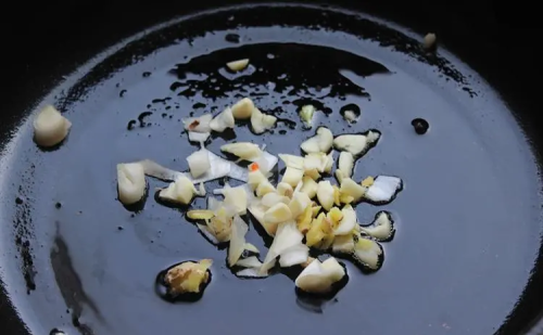 长期用大蒜“炝锅”，炒出来的菜真的会致癌吗？告诉你答案