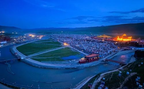 四川白玉县，与西藏交界风景秀丽，有世界上最大的尼姑岛