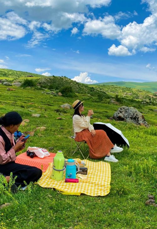 四川白玉县，与西藏交界风景秀丽，有世界上最大的尼姑岛