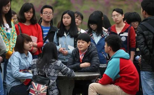 湘潭大学女教授和她门口摆摊的丈夫，女教授：他是我最宝贵的财富