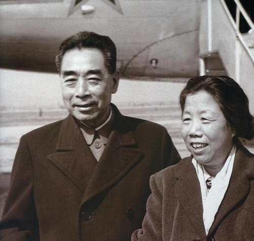 1967年，江青讲话的照片，注意看旁边的周总理，一脸无奈