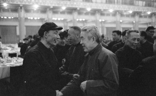 1967年，江青讲话的照片，注意看旁边的周总理，一脸无奈