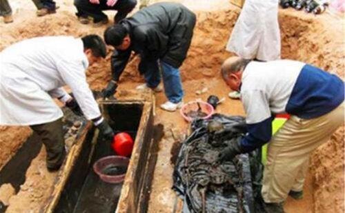 俄罗斯挖出一千年古墓，墓主竟是中国名将，一代战神为何葬身异乡