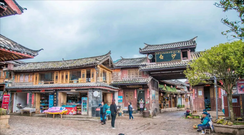 丽江有个古镇，至今上百年的历史，是原生态的纳西村落