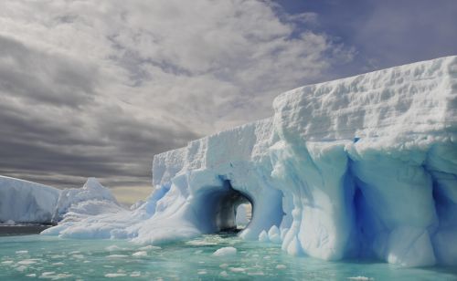 南极冰川下面有异象？科学家发现神秘洞穴，存在人类没见过的生命