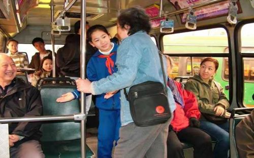 在公交车上，女子因儿子让座太慢，被老太太骂痴呆