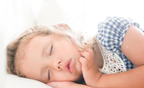 宝宝睡觉磨牙，放任不管后脸型会发生变化，保护牙齿