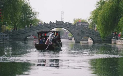 山东济宁旅行，这三个体验别错过：坐船夜游、小众古镇、一桌鱼宴