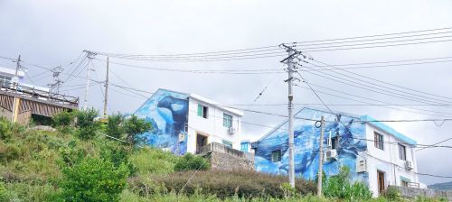 温州也有五色渔村，靠山面海风景佳，海洋元素立体外墙非常逼真