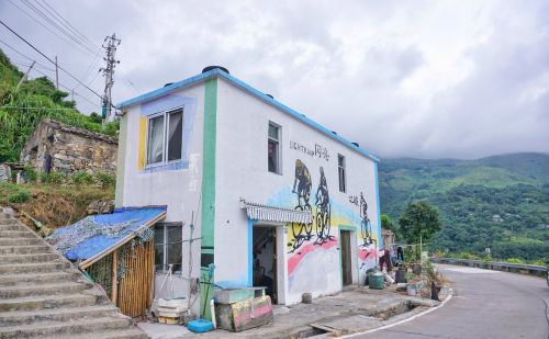 温州也有五色渔村，靠山面海风景佳，海洋元素立体外墙非常逼真