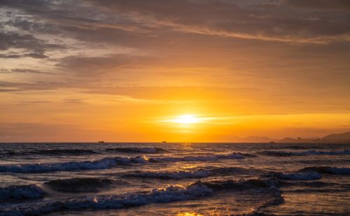 三亚游客最爱去的海滩，建议傍晚再过来，这里有最美的海岸日落