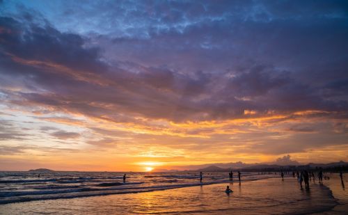 三亚游客最爱去的海滩，建议傍晚再过来，这里有最美的海岸日落