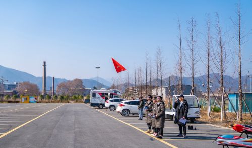 航空研学之旅？在《银河补习班》的取景地，看一场精彩的航模表演