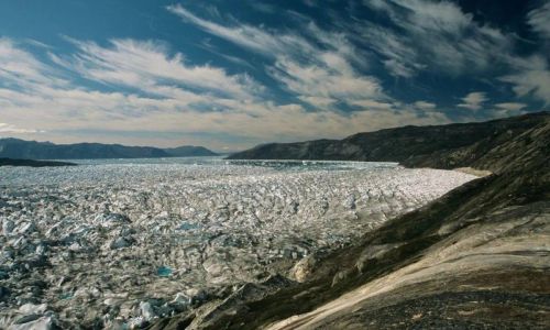 卫星发现极地冰盖加速融化，融化量30年来增6倍，8.3万亿吨冰消失