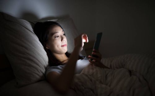 晚上躺着玩手机，久了会怎样？或有三种危害，别再抱有侥幸心理！
