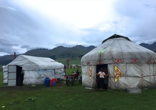 蒙古人一家都住在蒙古包中，如何上厕所洗澡？听听当地姑娘的说法