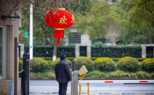 退休金六千元还来干门卫，他说自己不是来挣钱的，是为了排解寂寞