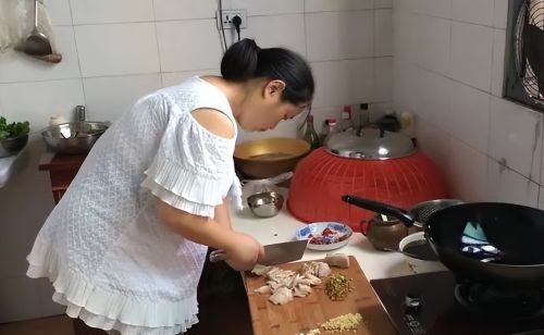 婆婆重男轻女，就因为儿媳妇生了个女儿，坐月子就让她下地干活