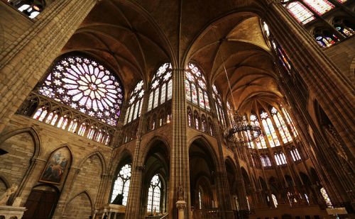 浅析12世纪圣德尼教堂的建筑特色是哥特式建筑先锋的原因