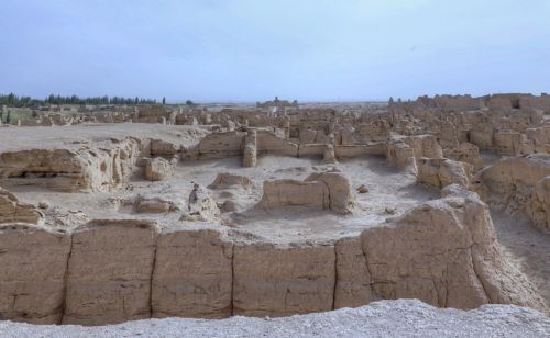 稀奇：新疆千年古城无城墙，建筑不用砖瓦木料，居民住在地面之下