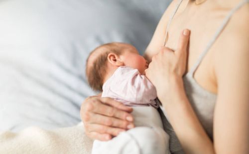母乳喂养有哪些好处？新生儿喂母乳时需要注意什么？