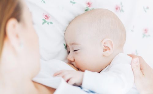 母乳喂养有哪些好处？新生儿喂母乳时需要注意什么？